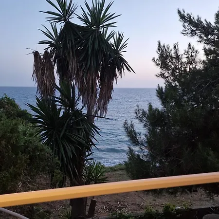 بيت للعطل Corfu Sea Front Apartment, The Nest